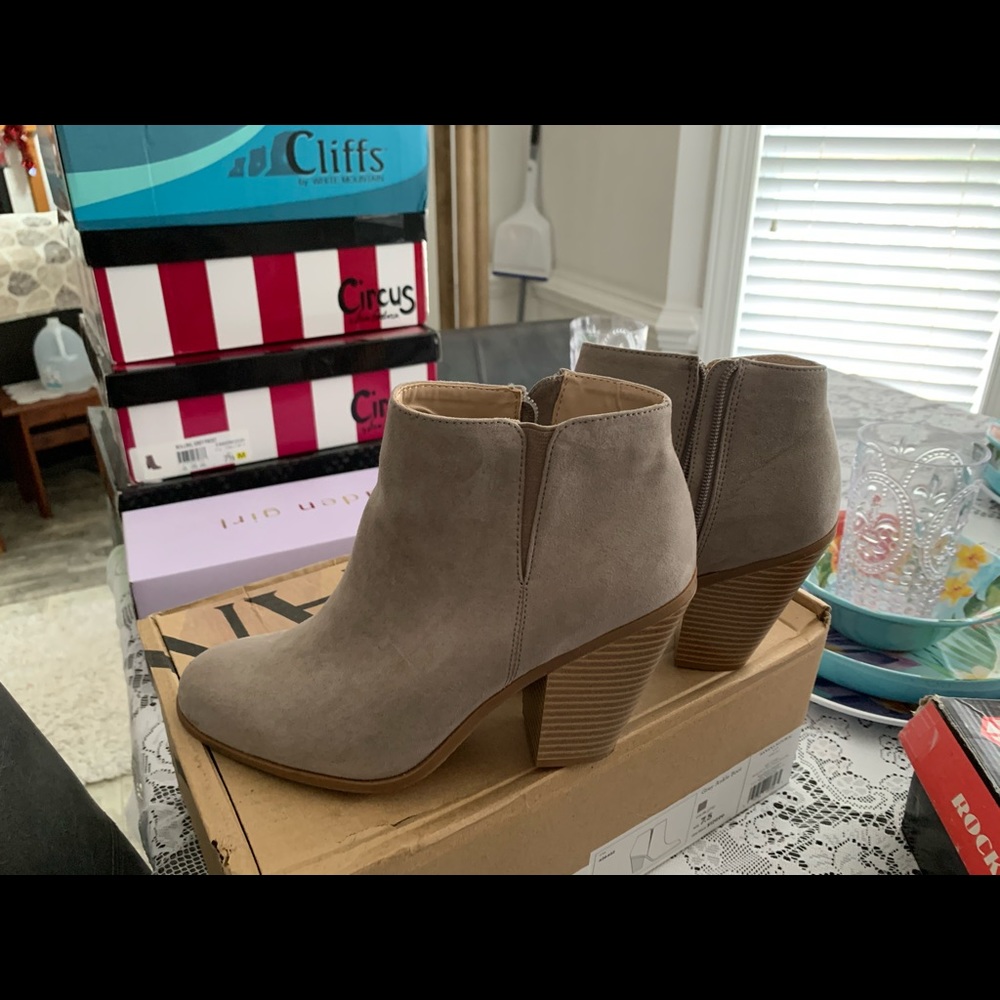 GORGEOUS! Banana Republic Grey Booties ~ 7.5  EUC